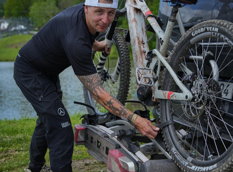 Taking your e-bike on vacation? Yes, but there are rules and restrictions. We'll advise you on how to do it!