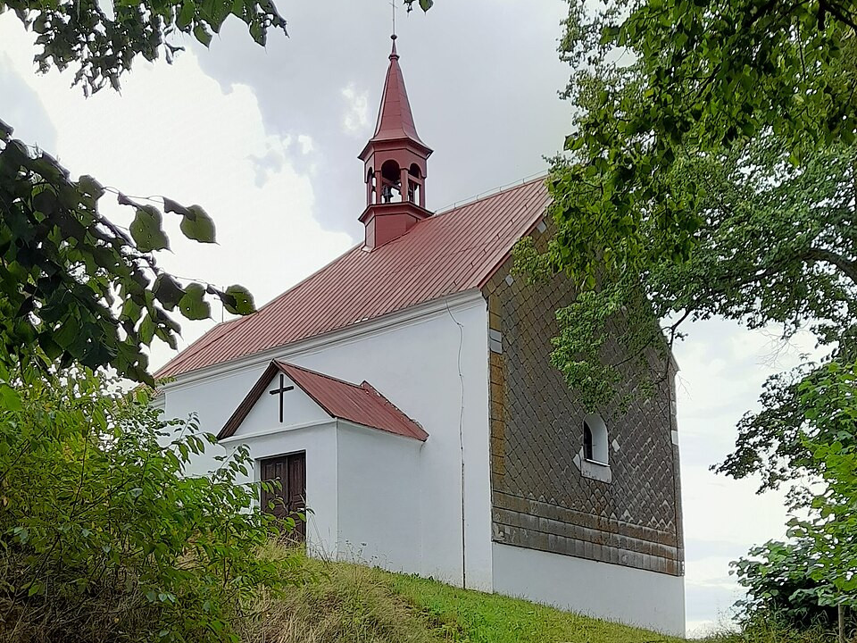 Malšín (Ostrov) - Kapelle mit Aussichtsfelsen