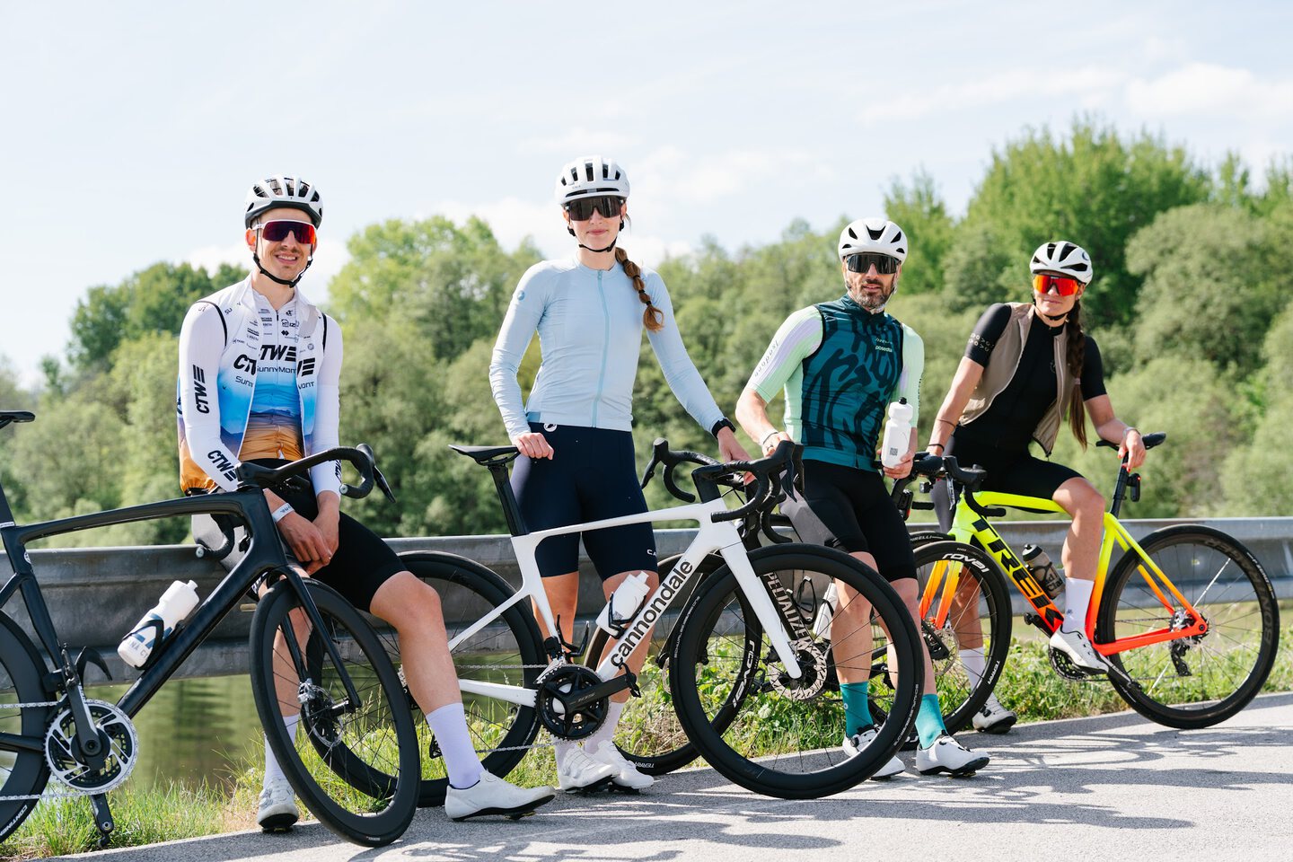 Skupina cyklistů na výletě po Lipensku